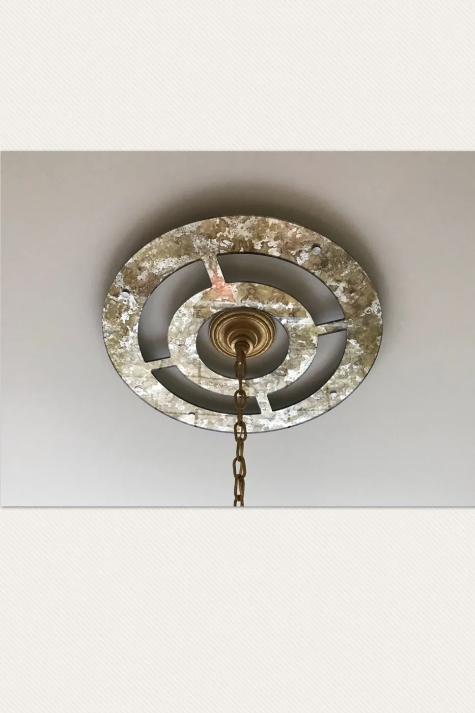 Julia STANDOUT Medallion